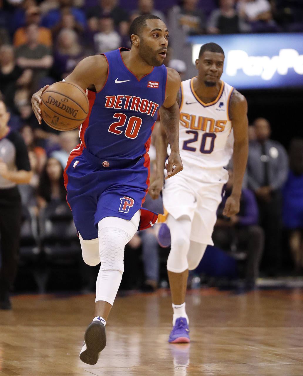 她在整个赛 她在整个赛